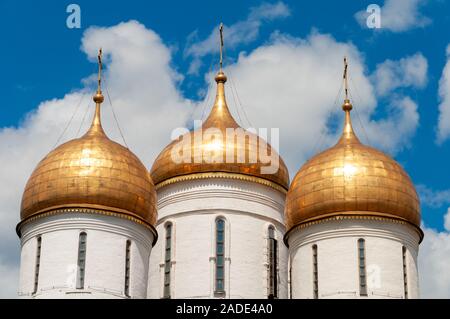 Cupole dorate dell'assunzione o della cattedrale della Dormizione sulla Piazza della Cattedrale del Cremlino a Mosca, Russia Foto Stock