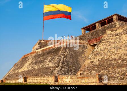 Bandiera colombiana oltre il Castillo de San Felipe de Barajas, Cartagena de Indias, Colombia Foto Stock