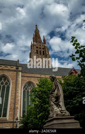 Il campanile della chiesa. Street view del bellissimo centro storico di architettura di Bruges o Brugge, Fiandra occidentale provincia, Belgio. Bella estate agosto meteo Foto Stock