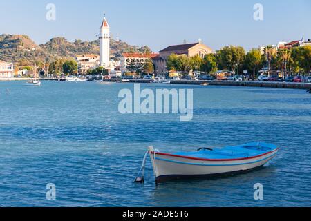 Il paesaggio costiero di Zante, isola greca nel Mar Ionio. Piccola barca da pesca è il principale porto della città Foto Stock