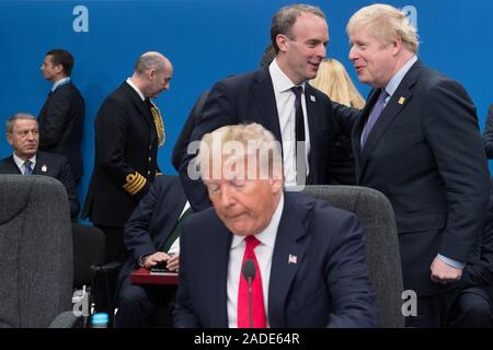 Il presidente statunitense Donald Trump (anteriore) con il Segretario di Stato per gli affari esteri Dominic Raab (centro sinistra) snd Primo Ministro Boris Johnson(al centro a destra) durante la Nato annuale di capi di Stato e di governo al vertice di The Grove hotel a Watford, Hertfordshire. Foto Stock