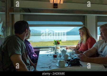 Carrozza ristorante a bordo del canadese, tramite la ferrovia trans Canada treno da Vancouver a Toronto Foto Stock