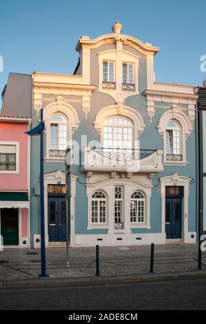 Tipica architettura nel canale principale di Aveiro, Portogallo Foto Stock