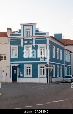 Tipica architettura nel canale principale di Aveiro, Portogallo Foto Stock