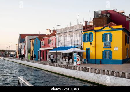 Tipica architettura nel canale principale di Aveiro, Portogallo Foto Stock