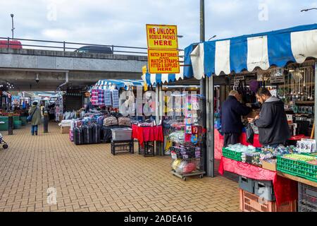 Aprire il mercato. CMK, con Midsummer Boulevard (Blvd) esecuzione di overhead, centro di Milton Keynes, Buckinghamshire, Inghilterra, Regno Unito. Foto Stock