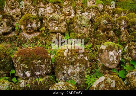 Jizo statue in Otagi Nenbutsuji tempio di Kyoto, Giappone Foto Stock