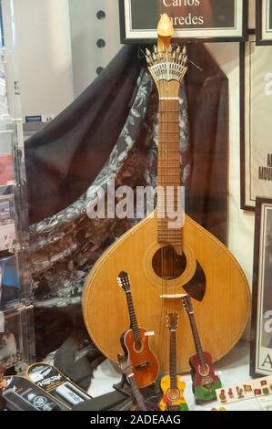 Portoghese tradizionale 12-string chitarra Fado Foto Stock