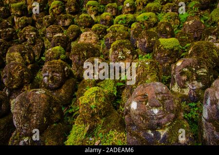 Jizo statue in Otagi Nenbutsuji tempio di Kyoto, Giappone Foto Stock