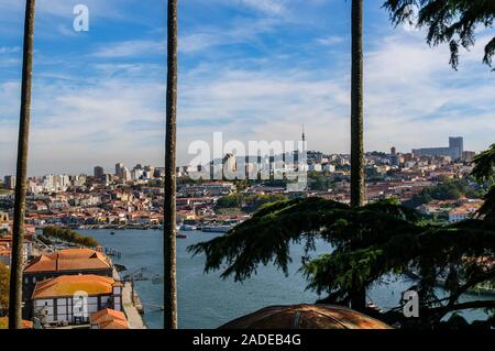 Vista del fiume Douro Porto (sinistra) e di Vila Nova de Gaia (destra) da Jardins do Palacio de Cristal (Crystal Palace Gardens), Porto, Portogallo Foto Stock