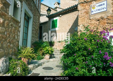 Altstadtgasse im Dorf Fornalutx, Serra de Tramuntana, Mallorca, Balearen, Spanien | vicolo del centro storico del villaggio di montagna di Fornalutx, Serra de Tram Foto Stock