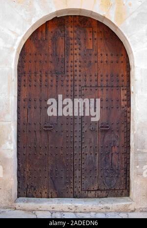 Medievale porta di legno a Santuari de Nostra Senyora de cura, monastero del Puig de Randa, Maiorca, isole Baleari, Spagna Foto Stock