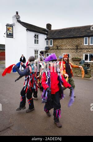 Il Peak District, Regno Unito - 29 gennaio 2012. Morris ballerini eseguono una tradizionale danza pagana al di fuori della canna Inn nel Derbyshire, Regno Unito. Foto Stock