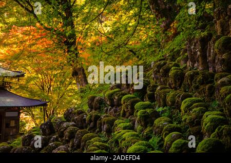 Jizo statue in Otagi Nenbutsuji tempio di Kyoto, Giappone Foto Stock