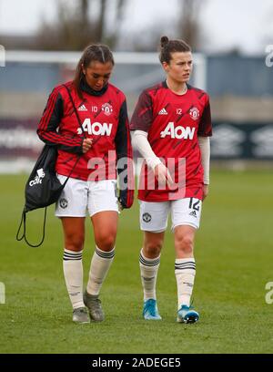 DAGENHAM, Inghilterra - 01 dicembre: L-R Katie Zelem e Hayley Ladd del Manchester United per le donne durante la pre-match warm-up durante la Barclays donna Sup Foto Stock