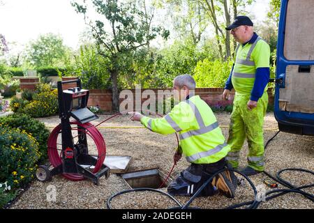 BUCKINGHAM, Regno Unito - 16 ottobre 2019. Un drain azienda di pulizia controlla un scarico bloccato con una telecamera prima di eiettare Foto Stock