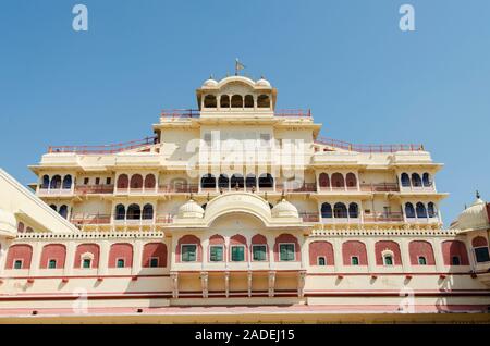 Chandra Mahal facciata superiore come visto da Pritam Niwas chowk (City Palace, a Jaipur, India) Foto Stock