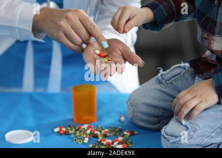 Medico azienda pillole Foto Stock