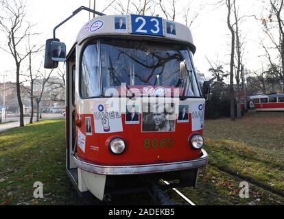 Praga, Repubblica Ceca. 04 Dic, 2019. La presentazione del rinnovato Forum civico tram nr. 23, utilizzato da Vaclav Havel nella sua 1989 campagna presidenziale, ha avuto luogo presso il tram svolta a Vystaviste Holesovice, Praga, Repubblica Ceca, mercoledì 4 dicembre 2019. Credito: Michal Krumphanzl/CTK foto/Alamy Live News Foto Stock