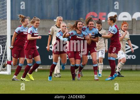 DAGENHAM, Inghilterra - 01 dicembre: Laura Vetterlein del West Ham United WFC punteggi festeggia i suoi lati obiettivo di stabilizzazione per rendere il punteggio 1-1 durante il Barc Foto Stock