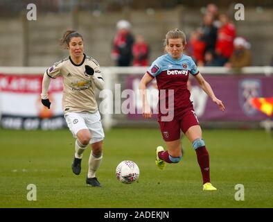 DAGENHAM, Inghilterra - 01 dicembre: L-R Jane Ross del Manchester United donne e Kate Longhurst del West Ham United WFC durante la Barclays donna Super Lea Foto Stock