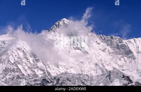 Majestic Cho Oyu picco (8188 m) a sunrise in Nepal Himalaya; la grandezza del concetto di natura Foto Stock