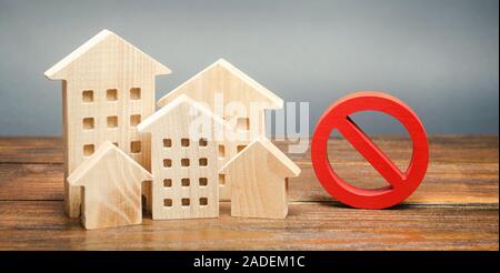 Case di legno e un segno di divieto. Inaccessibile e costoso l'alloggiamento. Restrizioni e il divieto di costruzione di edifici. Withi Interdictions Foto Stock