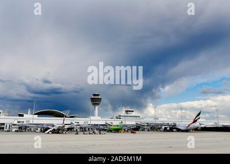 Tempesta davanti su airport, terminale 1, Aeroporto di Monaco di Baviera, Baviera, Baviera, Germania Foto Stock