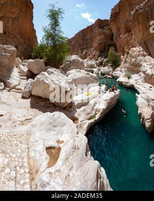 Piscina con acqua dolce, Wadi Bani Khalid, Shamal distretto di cenere Sharqiyya, Oman Foto Stock