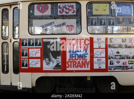 Praga, Repubblica Ceca. 04 Dic, 2019. La presentazione del rinnovato Forum civico tram nr. 23, utilizzato da Vaclav Havel nella sua 1989 campagna presidenziale, ha avuto luogo presso il tram svolta a Vystaviste Holesovice, Praga, Repubblica Ceca, mercoledì 4 dicembre 2019. Credito: Michal Krumphanzl/CTK foto/Alamy Live News Foto Stock