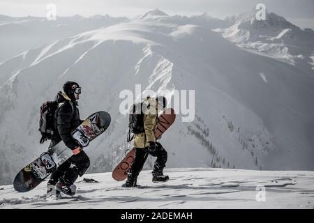 Snowboarder a Heli Snowboarding in Himalaya, Gulmarg, Kashmir India Foto Stock