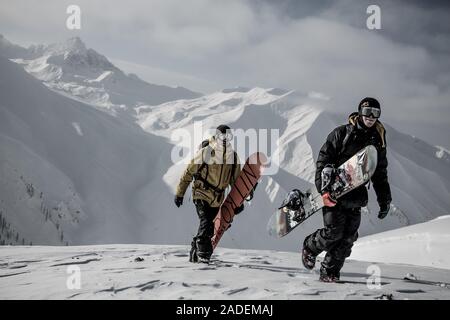 Snowboarder a Heli Snowboarding in Himalaya, Gulmarg, Kashmir India Foto Stock