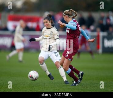 DAGENHAM, Inghilterra - 01 dicembre: L-R Jane Ross del Manchester United donne e Brooke Hendrix del West Ham United WFC durante la Barclays donna Super Lea Foto Stock