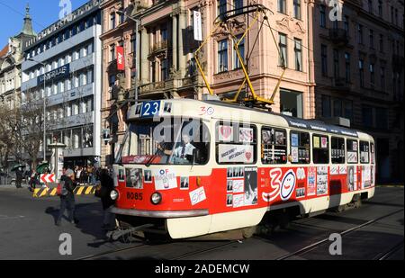 Praga, Repubblica Ceca. 04 Dic, 2019. La presentazione del rinnovato Forum civico tram nr. 23, utilizzato da Vaclav Havel nella sua 1989 campagna presidenziale, ha avuto luogo presso il tram svolta a Vystaviste Holesovice, Praga, Repubblica Ceca, mercoledì 4 dicembre 2019. Credito: Michal Krumphanzl/CTK foto/Alamy Live News Foto Stock