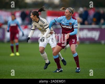 DAGENHAM, Inghilterra - 01 dicembre: L-R Jane Ross del Manchester United donne e Brooke Hendrix del West Ham United WFC durante la Barclays donna Super Lea Foto Stock