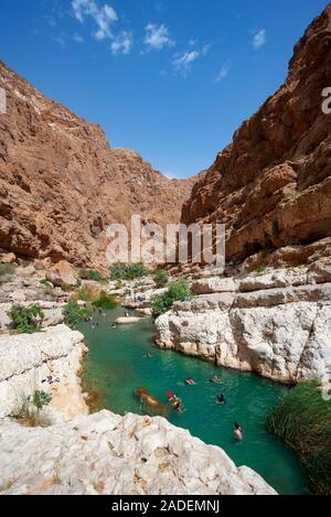 Piscina con acqua dolce tra scogliere frastagliate, Wadi Fusc, Shamal distretto di cenere Sharqiyya, Sultanato di Oman Foto Stock