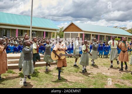 Gli alunni dicendo addio all'ultimo giorno, Mirisa-Academy, Nakuru, Kenya Foto Stock
