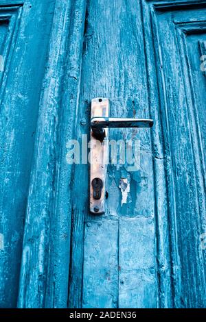 vista dal basso della porta di legno blu Foto Stock