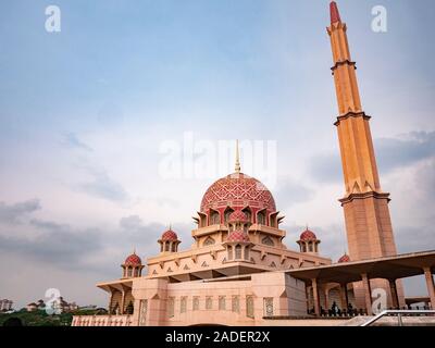 Putrajaya , Malaysia - Novembre 2019 : la moschea di Putra closeup shot in luce naturale del giorno view Foto Stock