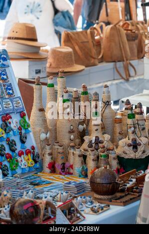 Bancarelle di artigianato in un mercato aperto, sulle rive del fiume Douro in Vila Nova de Gaia, Porto, Portogallo Foto Stock