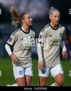 DAGENHAM, Inghilterra - 01 dicembre: L-R Jackie Groenen e Lia Galton del Manchester United per le donne durante la Barclays donna Super League match tra Wes Foto Stock