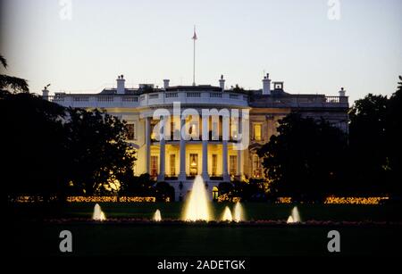 La Casa Bianca di Washington (USA) con facciata di illuminazione in serata Foto Stock