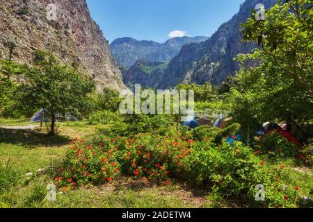 Campeggio nella valle tra alte montagne nel selvaggio Foto Stock