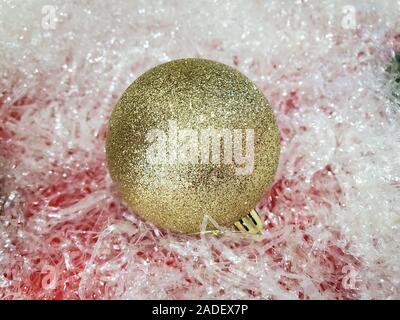 Oro Lucido isolato palla di natale decorazione su blur sullo sfondo,il concetto di vacanza Foto Stock