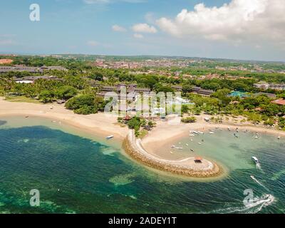 Immagine aerea di Nusa Dua Beach a Bali Indonesia con onde e un mare turchese sopra presa dal mare durante la primavera con un drone Foto Stock