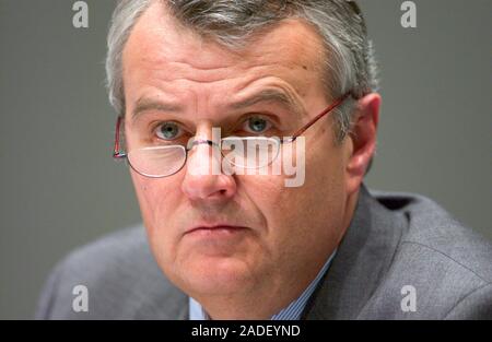 Dusseldorf GERMANIA 10.3.2004, business: Dr. Wulf H. BERNOTAT, Presidente del Comitato Esecutivo, risultati annuali di conferenza stampa di EON AG Foto Stock