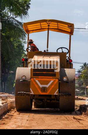 Rulli di strada lavorando su nuove strade sito in costruzione. Macchinari pesanti lavorando su autostrada. Attrezzature da costruzione. La compattazione della strada. Foto Stock