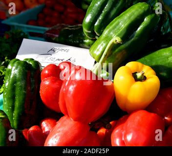 Mercato ortofrutticolo. Mercato alimentare di Marsaxlokk, Malta. La frutta e la verdura fresca in street market alimentare. Cibo sano. Uno stile di vita sano concetto.Var Foto Stock