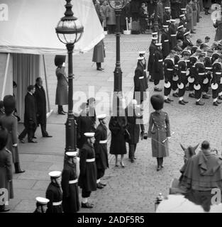 Un velo che copre la sua testa, signora Churchill e suo figlio Randolph Churchill, come lasciano Westminster Hall per la Cattedrale di St Paul e i funerali di stato di Sir Winston Churchill. Dietro di loro sono Sir Winston le Figlie di Maria Soames (sinistra) e Sarah, Lady Audley (a destra). Dietro di loro a piedi Sir Winston il nipote di Winston Churchill (sinistra) e Sir Winston's son-in-law, Christopher Soames. Foto Stock