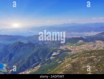 Vista aerea di Fethiye distretto, Costa turchese della Turchia sudoccidentale. Soleggiata giornata estiva con cielo blu chiaro in Oludeniz. Foto Stock